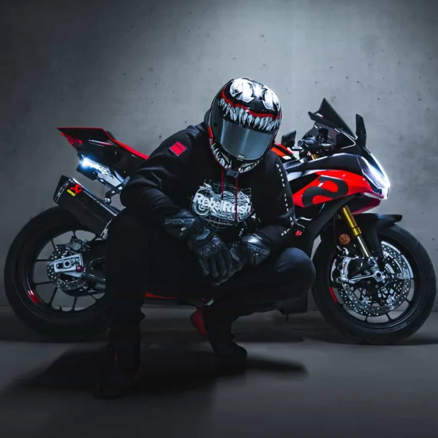 Reklama RebelRush na Instagramie: motocyklista w bluzie Blueprint