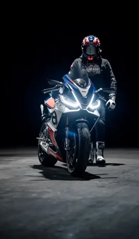 Kadr z rolki RebelRush: motocyklista w bluzie NightGlow